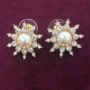A gorgeous Pearl & American Diamond Earrings!
